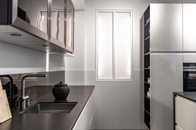 Diseña tu hogar con acabado oscuro aprovechando el espacio y la entrada de luz natural