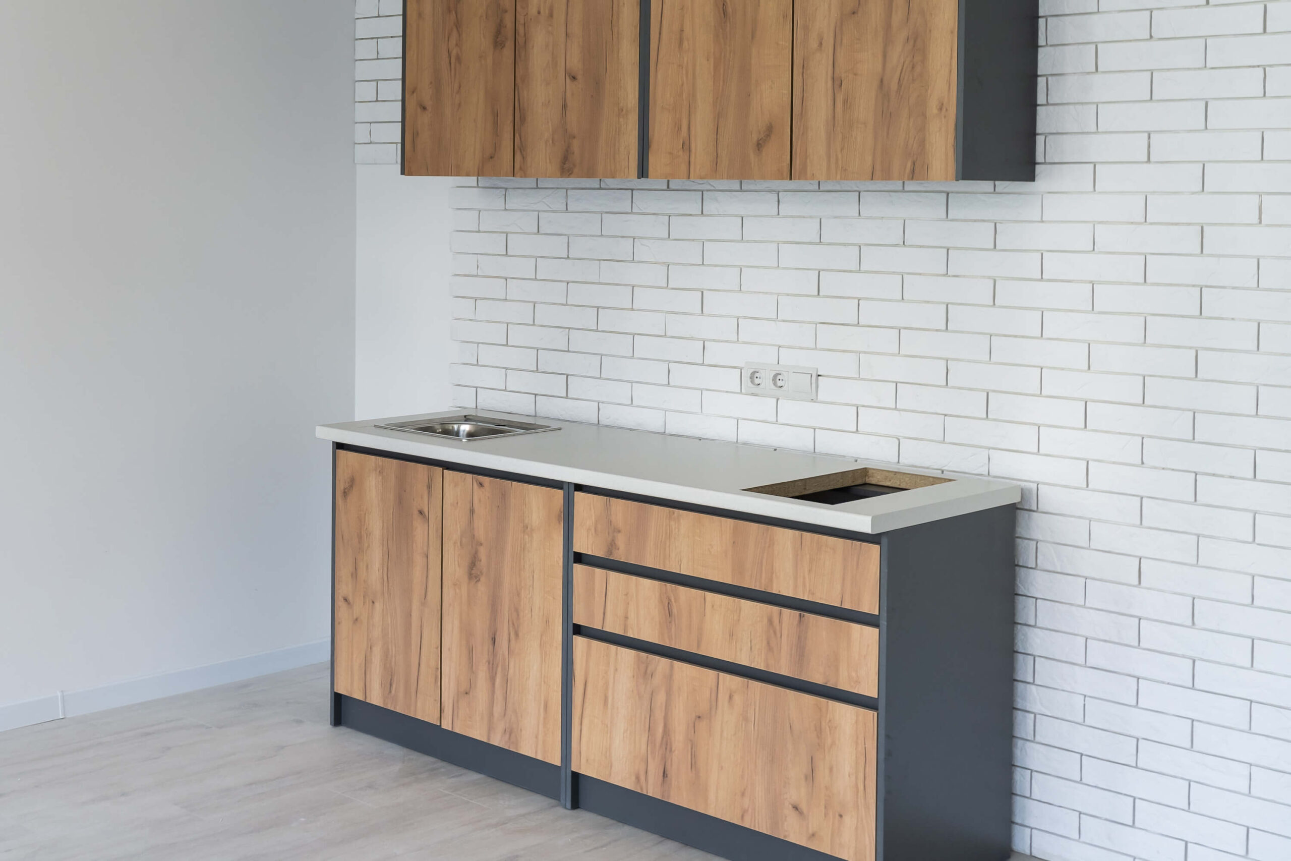 Cocina nueva para espacio común en despacho profesional